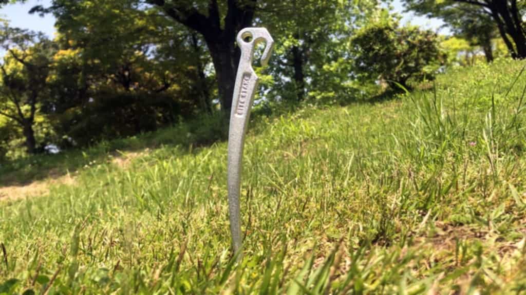 バイク乗りも要チェックのテントペグ!単なる「道具」から「高機能ギア」へと昇華。機能美を追求したサルタハイクの「BITE STAKE」。