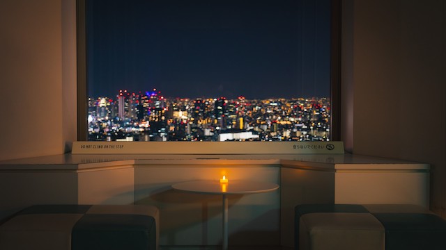 東京・池袋 真っ暗な「サンシャイン60展望台」秋の月と都会の夜景に浸る