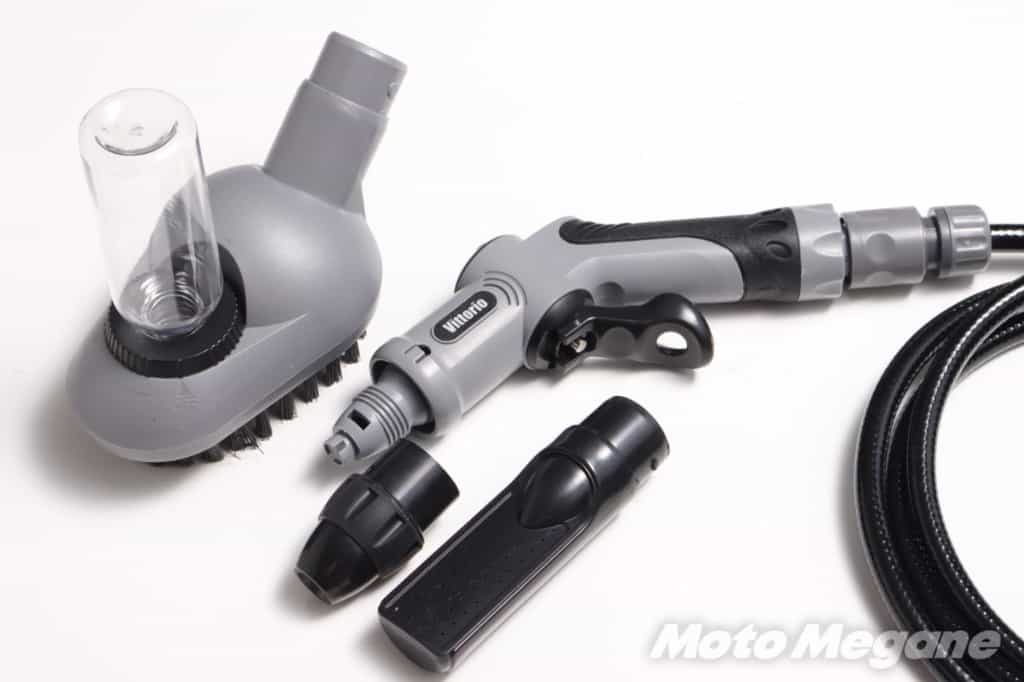 バイク洗車環境が無いライダーの救世主!?完全ポータブルでホースの水が使える「充電式マルチ洗浄機 ヴィットリオ」がけっこう活躍しそう