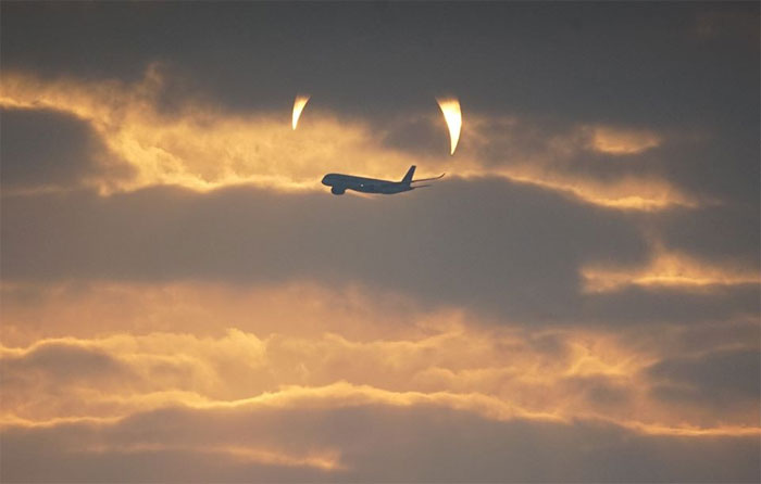 「悪魔の角」のような太陽、カタールの沿岸都市で撮影される