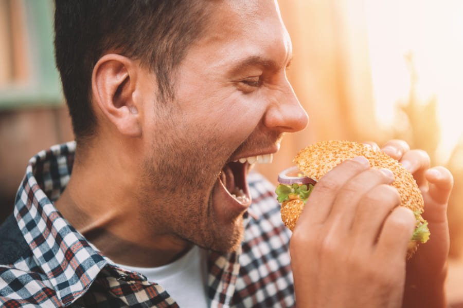 食べ歩きで食べ物がマズくなるという研究