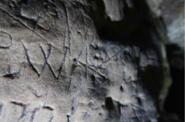 悪魔に対抗する「保護呪文」の痕跡を洞窟内から大量に発見(イギリス)
