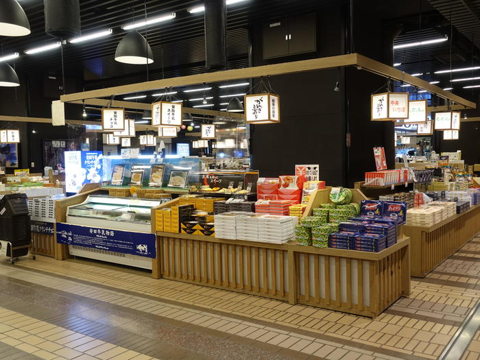 新潟全酒蔵の代表銘柄を唎き酒できる「ぽんしゅ館」