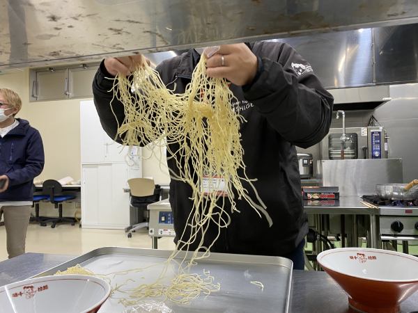 美味しいけど食べにくいラーメンナンバー1。新阿蘇大橋ラーメンの長さがやばい。