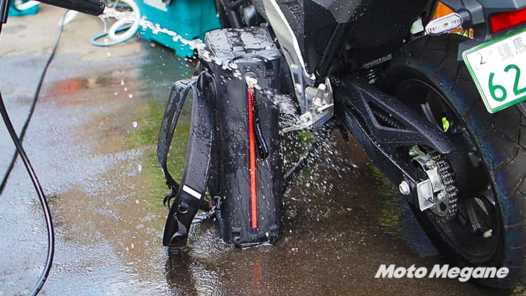 ドッペルギャンガーの狂気!車でひいても気密性が守られ壊れることもないクレイジーな防水リュック