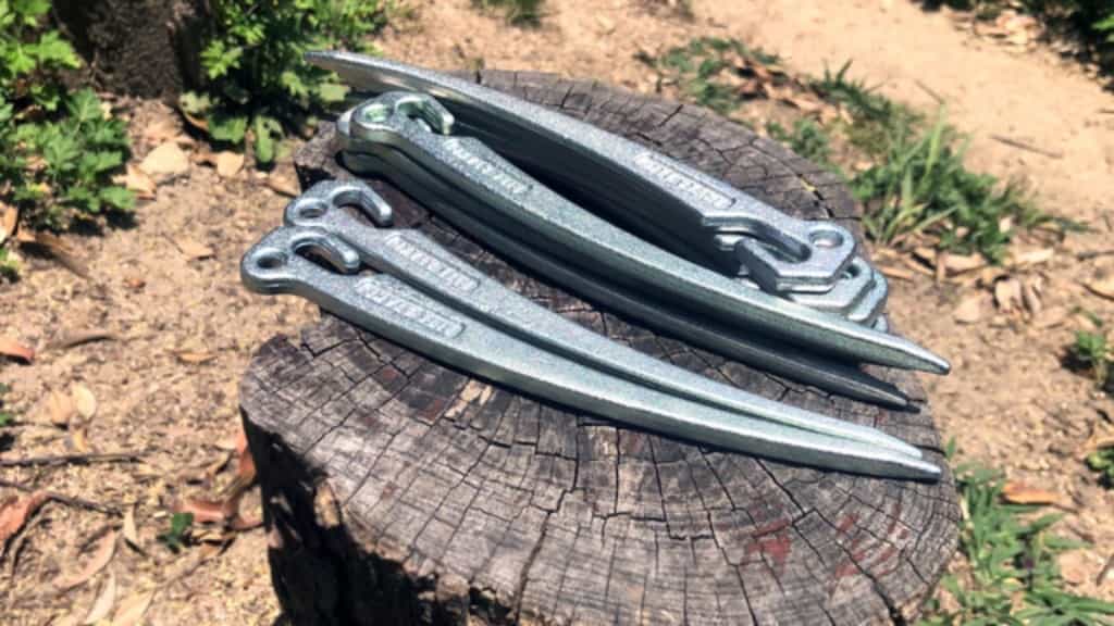 バイク乗りも要チェックのテントペグ!単なる「道具」から「高機能ギア」へと昇華。機能美を追求したサルタハイクの「BITE STAKE」。