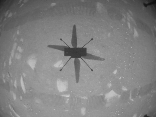 人類初「火星の空をヘリコプターで飛ぶ」ことに成功! 歴史的瞬間をとらえた映像も公開中