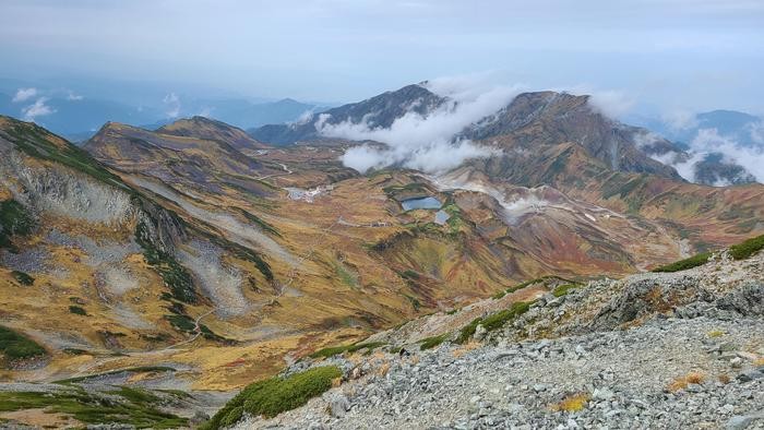 赤・黄・緑のコントラスト 絶景の紅葉スポット 立山室堂
