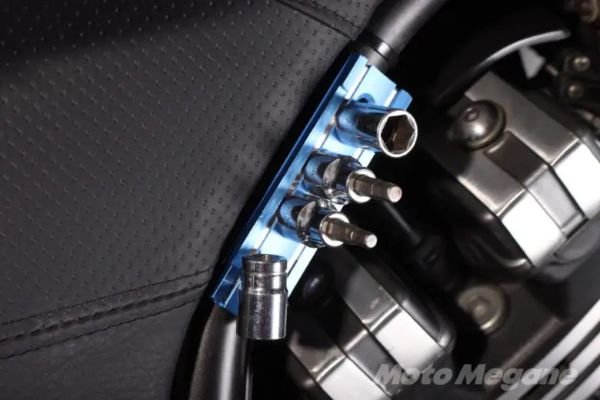 久々に感動!スプレー缶が壁にピタっ!ガレージ収納問題に革命発生