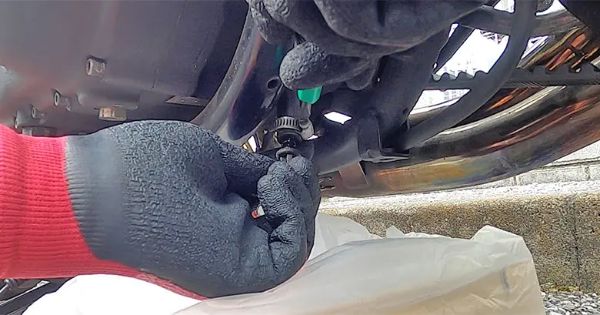 スポスタに最適というエンジンオイルが誕生。自分で交換作業をやってみた!