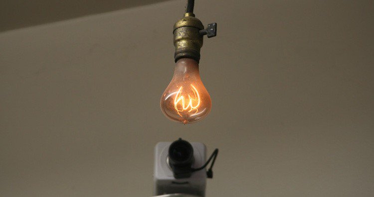 1901年からずっと光り続けている世界最高齢の「100年電球」の神秘