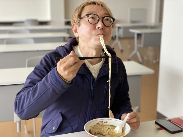 美味しいけど食べにくいラーメンナンバー1。新阿蘇大橋ラーメンの長さがやばい。