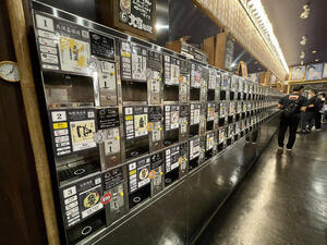 新潟全酒蔵の代表銘柄を唎き酒できる「ぽんしゅ館」