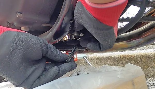 スポスタに最適というエンジンオイルが誕生。自分で交換作業をやってみた!