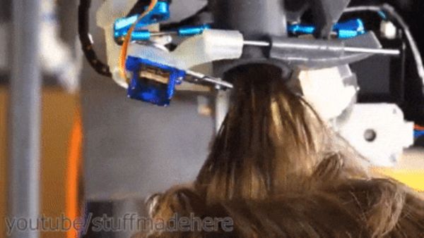 髪を自動で切ってくれるロボットを作った結果、「予想外の髪型」に…