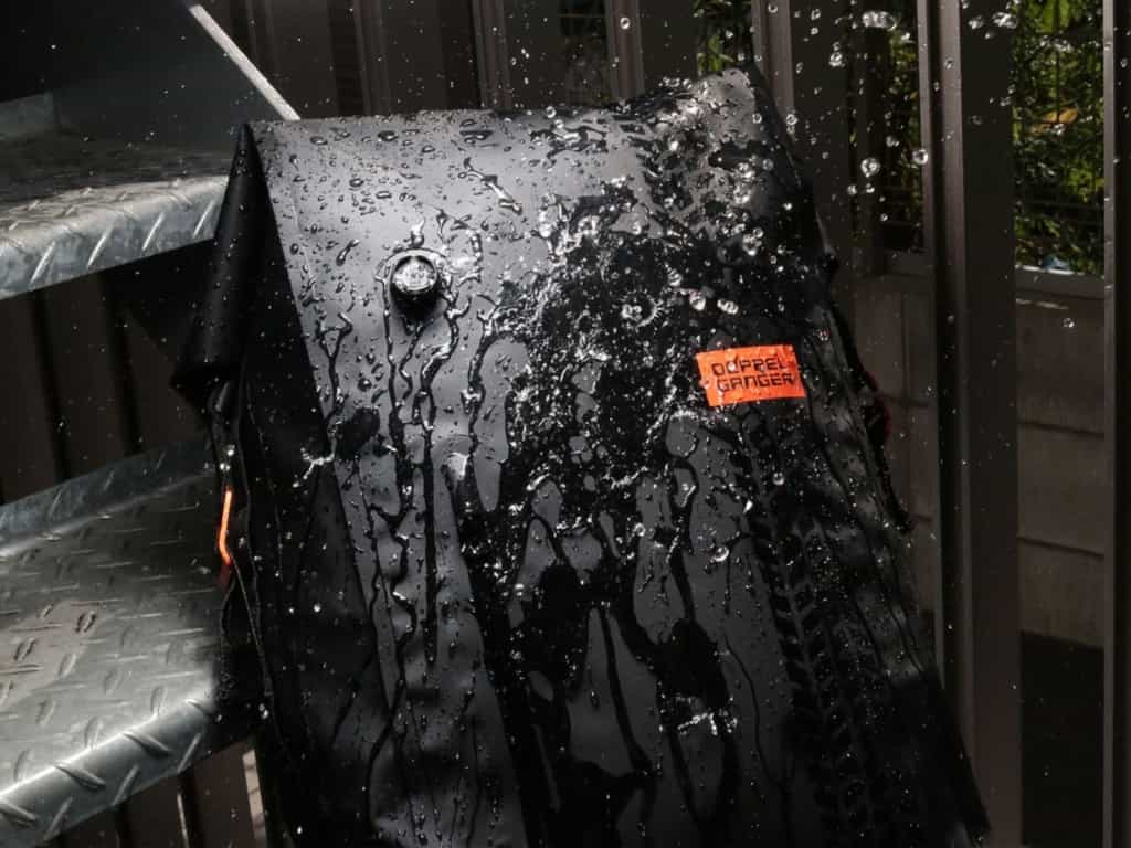 バックパックにもシートバッグにもなる防水バッグ。ドッペルギャンガーのターポリンデイパック が“2”に進化!