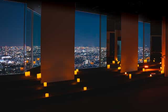 東京・池袋 真っ暗な「サンシャイン60展望台」秋の月と都会の夜景に浸る