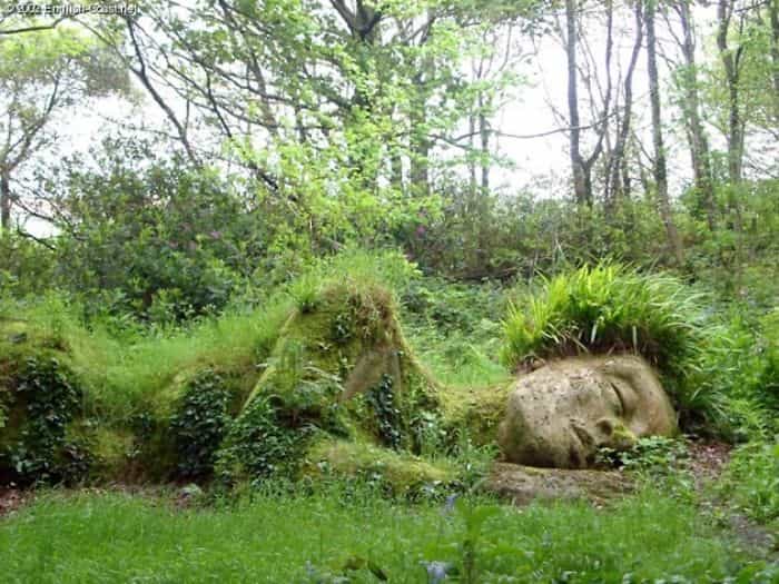 季節によって姿を変える。「生きた女神」が横たわる神秘的な庭園(イギリス)