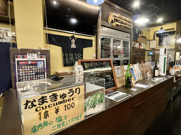 新潟全酒蔵の代表銘柄を唎き酒できる「ぽんしゅ館」