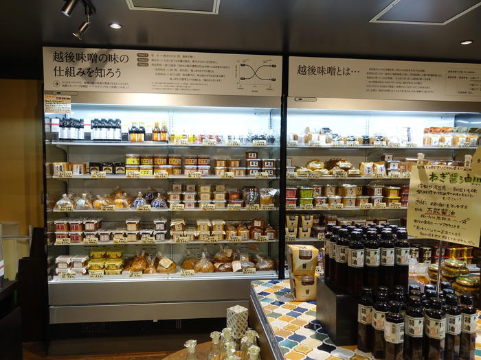 新潟全酒蔵の代表銘柄を唎き酒できる「ぽんしゅ館」