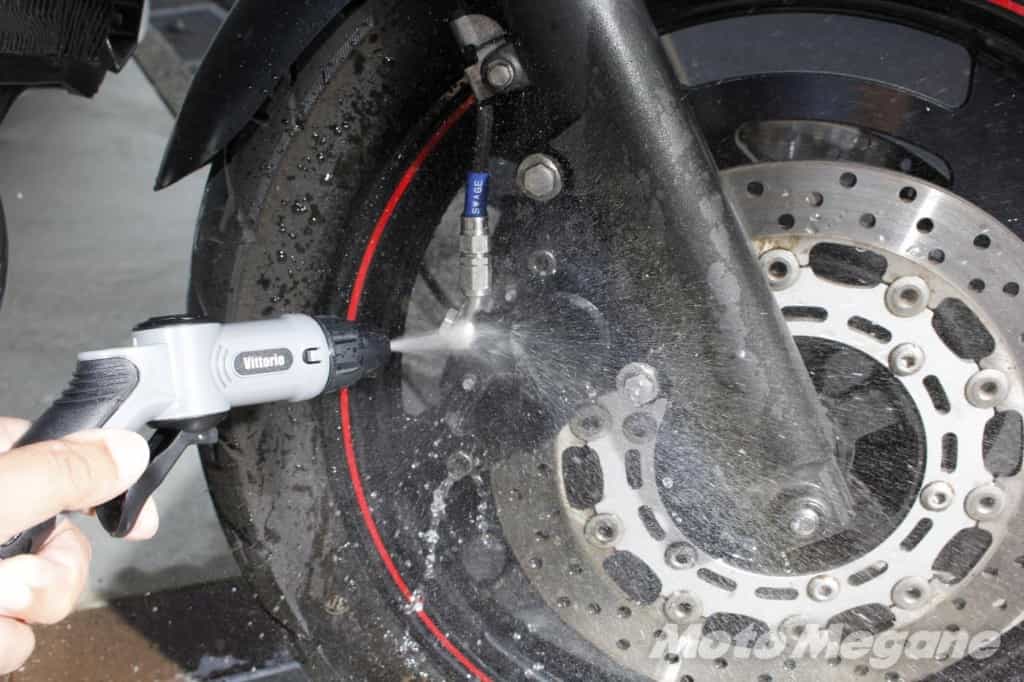 バイク洗車環境が無いライダーの救世主!?完全ポータブルでホースの水が使える「充電式マルチ洗浄機 ヴィットリオ」がけっこう活躍しそう