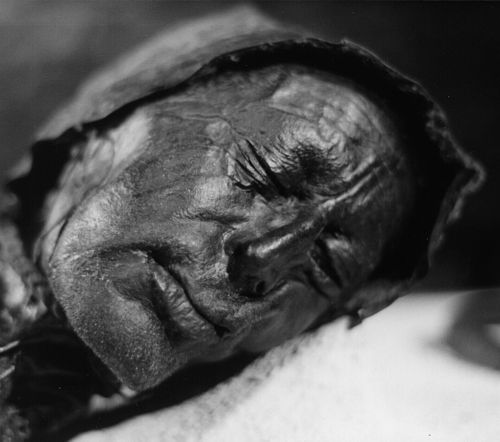 殺人事件と間違われて…。2000年前のリアルすぎる遺体「トーロンマン」とは