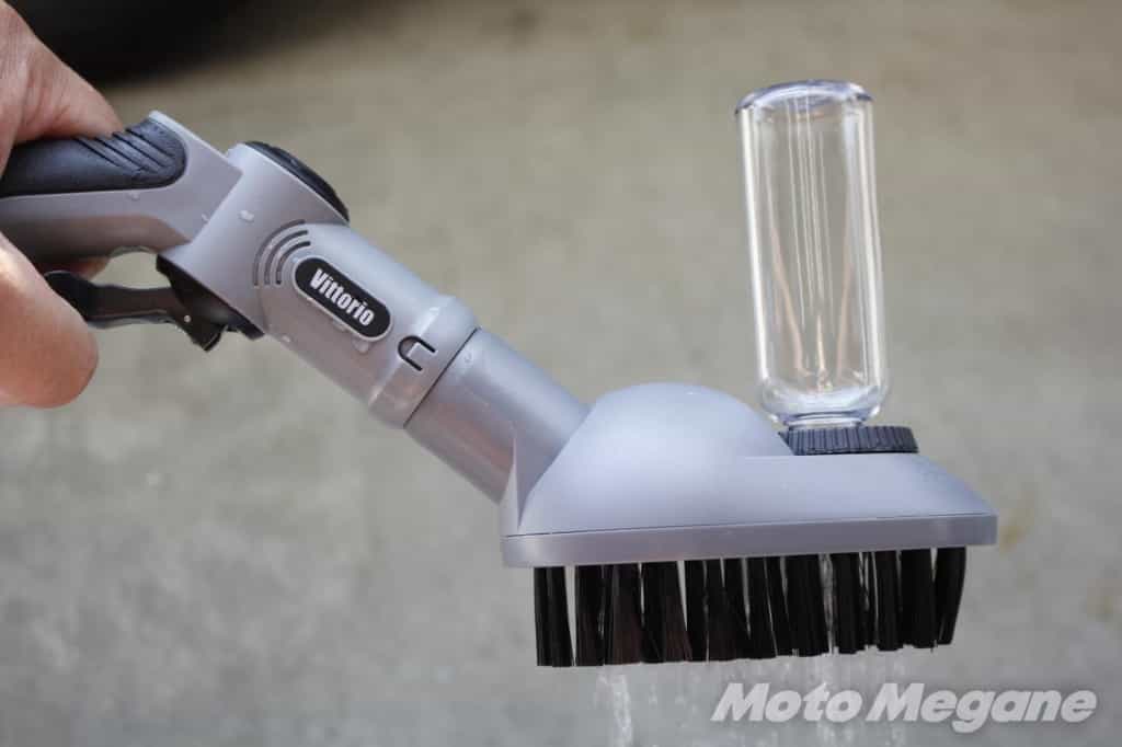 バイク洗車環境が無いライダーの救世主!?完全ポータブルでホースの水が使える「充電式マルチ洗浄機 ヴィットリオ」がけっこう活躍しそう