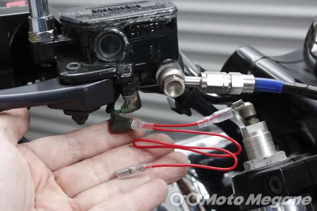 iPhoneユーザーはこれ一択!?バイクからライトニングにダイレクト充電できるDAYTONA バイク専用電源 Lightningを装着!