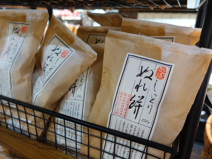新潟全酒蔵の代表銘柄を唎き酒できる「ぽんしゅ館」