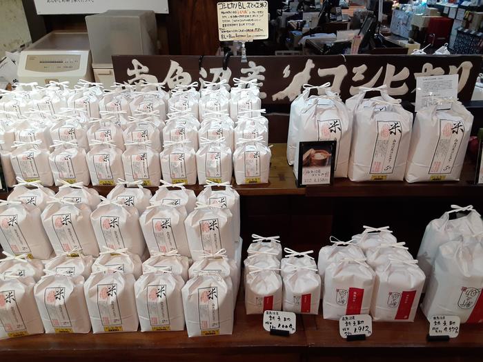 新潟全酒蔵の代表銘柄を唎き酒できる「ぽんしゅ館」
