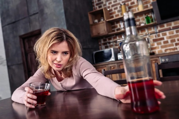100年間で危険なお酒の飲み方をする女性が増加中、アルコールの悪影響に性差あり