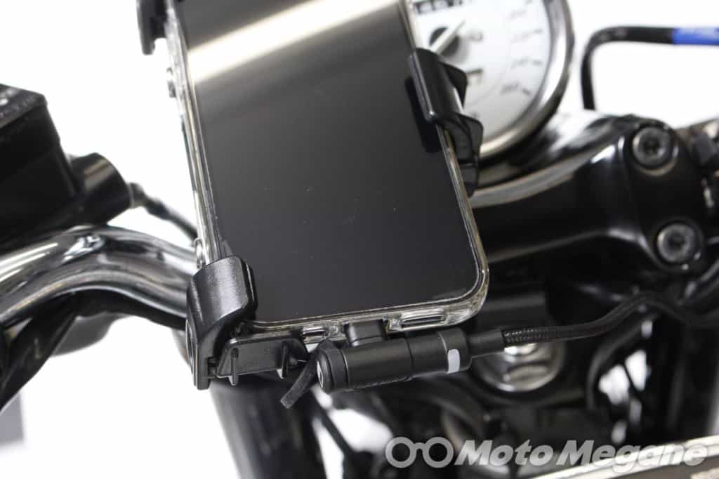 iPhoneユーザーはこれ一択!?バイクからライトニングにダイレクト充電できるDAYTONA バイク専用電源 Lightningを装着!