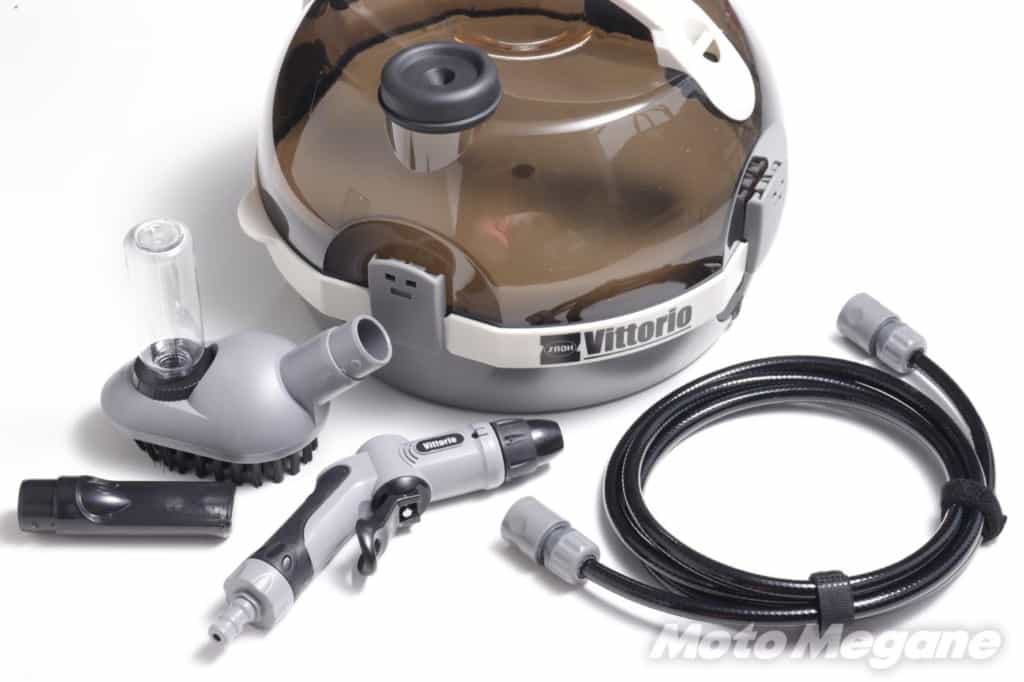 バイク洗車環境が無いライダーの救世主!?完全ポータブルでホースの水が使える「充電式マルチ洗浄機 ヴィットリオ」がけっこう活躍しそう