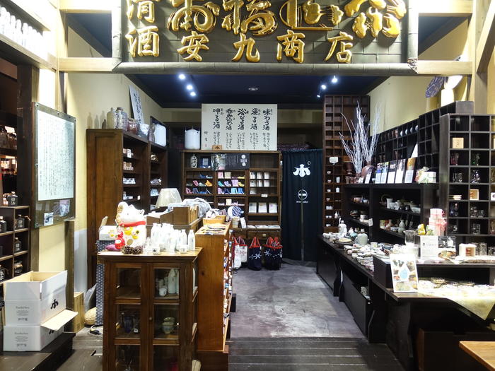 新潟全酒蔵の代表銘柄を唎き酒できる「ぽんしゅ館」