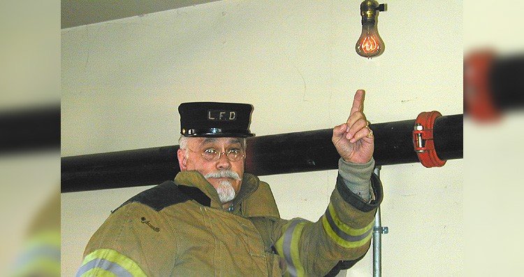 1901年からずっと光り続けている世界最高齢の「100年電球」の神秘