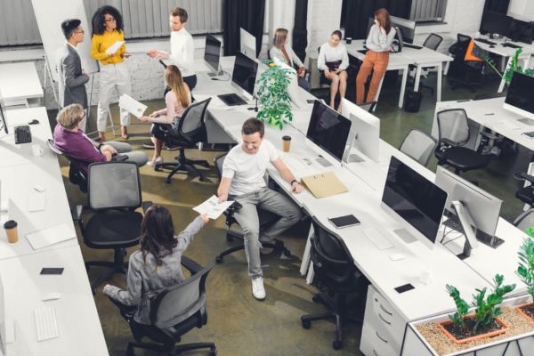 チャットで仕事を中断されるとイライラする? 職場で受けるストレスの意外な研究結果
