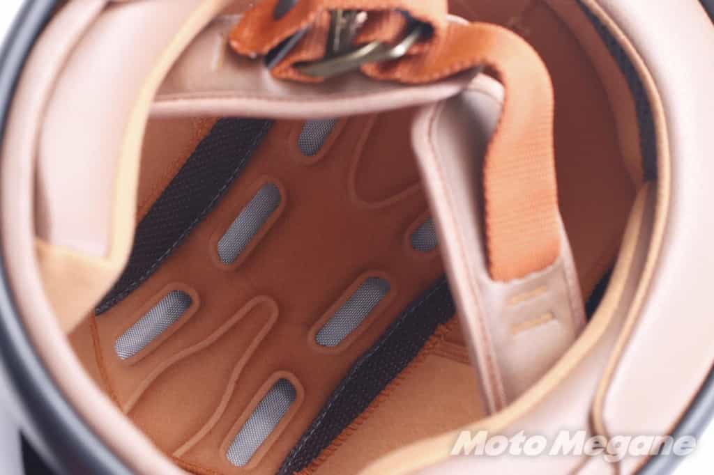 レトロなフォルムとカーボン素材の良いとこ取りしたフルフェイス「NV RoadRacer CARBON HYBRID」