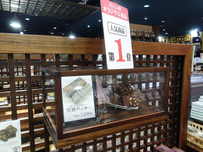 新潟全酒蔵の代表銘柄を唎き酒できる「ぽんしゅ館」