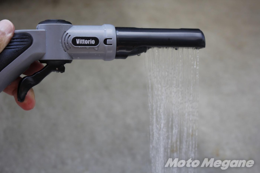 バイク洗車環境が無いライダーの救世主!?完全ポータブルでホースの水が使える「充電式マルチ洗浄機 ヴィットリオ」がけっこう活躍しそう