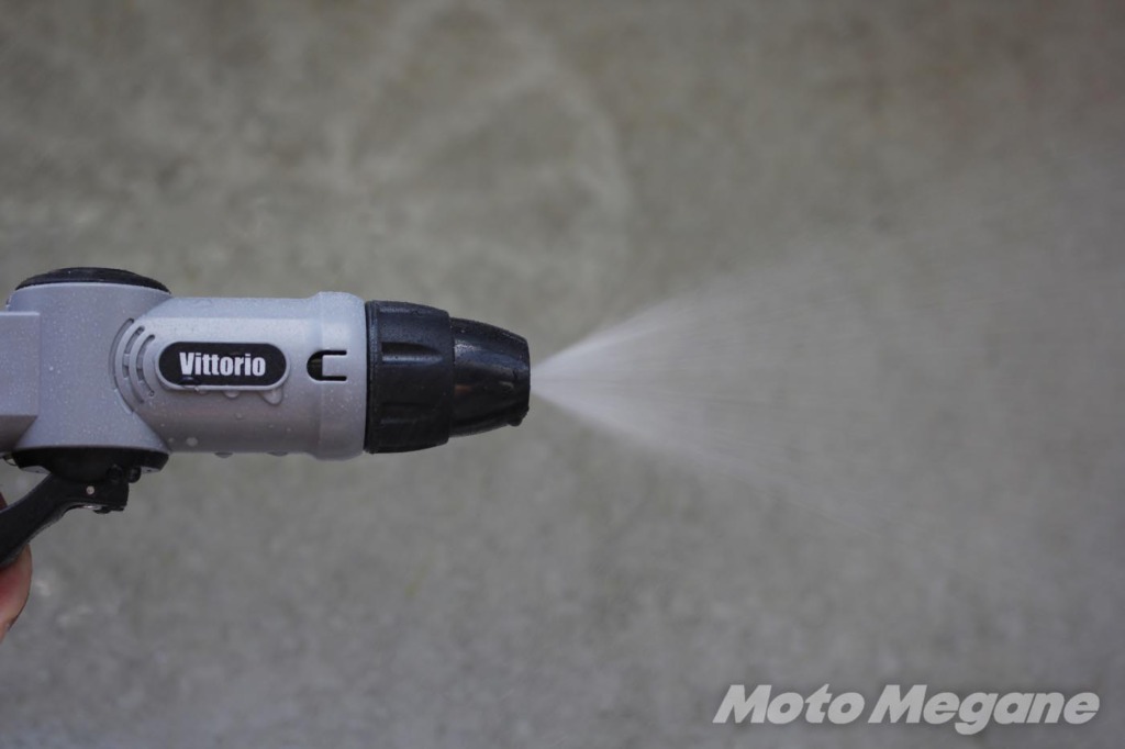 バイク洗車環境が無いライダーの救世主!?完全ポータブルでホースの水が使える「充電式マルチ洗浄機 ヴィットリオ」がけっこう活躍しそう