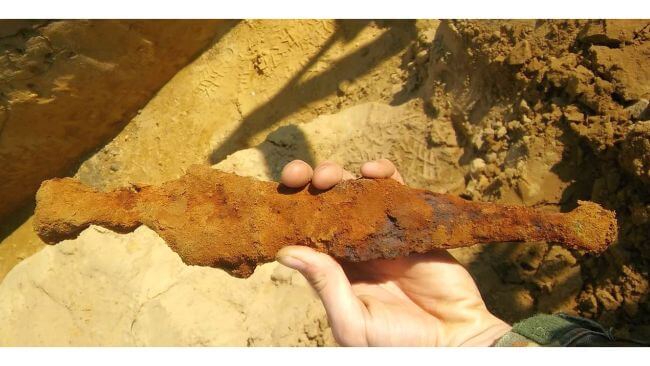 「サビの塊」を9ヶ月磨いたら2000年前の古代ローマ戦士の「銀」の短剣だった