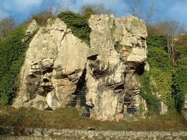 悪魔に対抗する「保護呪文」の痕跡を洞窟内から大量に発見(イギリス)