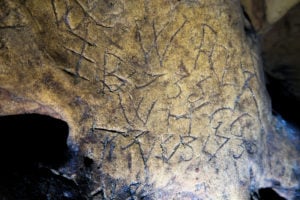 悪魔に対抗する「保護呪文」の痕跡を洞窟内から大量に発見(イギリス)