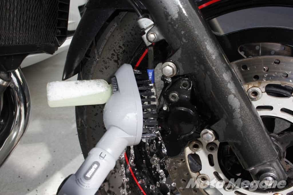 バイク洗車環境が無いライダーの救世主!?完全ポータブルでホースの水が使える「充電式マルチ洗浄機 ヴィットリオ」がけっこう活躍しそう