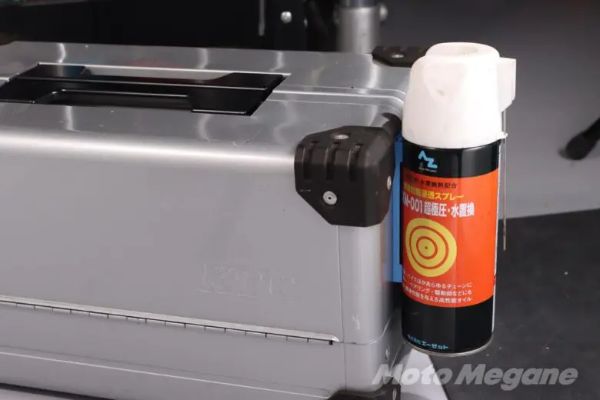 久々に感動!スプレー缶が壁にピタっ!ガレージ収納問題に革命発生