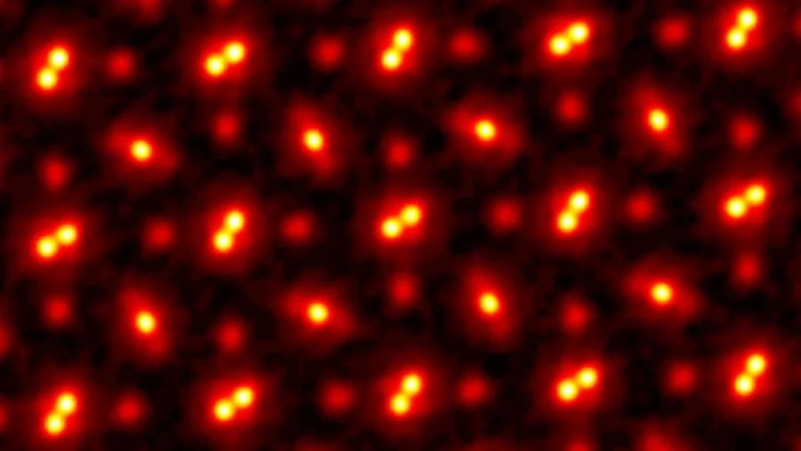 「分子内の原子」まで見える物理的限界にせまった画像を公開
