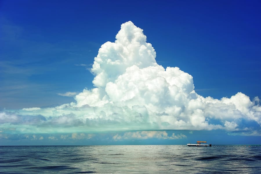 なぜ雲は空に浮くことができるの?