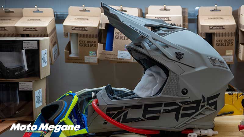 最強のオフロードヘルメットはどっち?Arai Vクロス4とSHOEI VFX-WR、オフを爆走して比較してみた。