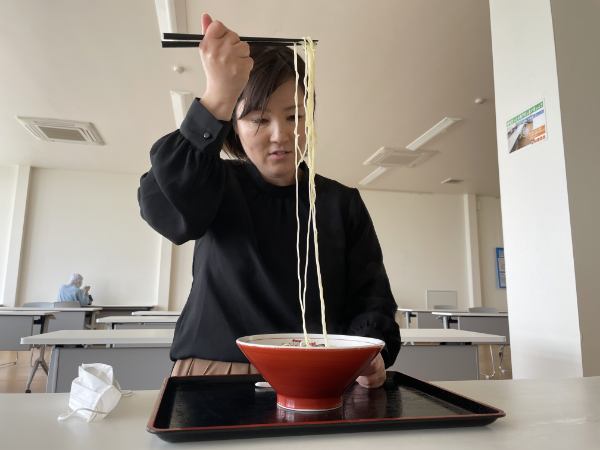 美味しいけど食べにくいラーメンナンバー1。新阿蘇大橋ラーメンの長さがやばい。