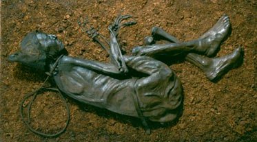 殺人事件と間違われて…。2000年前のリアルすぎる遺体「トーロンマン」とは